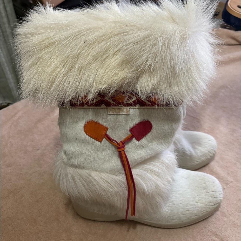 Cozy White Winter Boots with Fur Trim